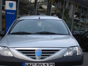 DACIA Logan vor DACIA-STele