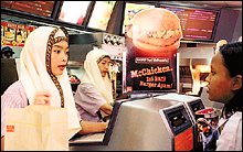 Verkäuferinnen bei McDonalds Indonesien