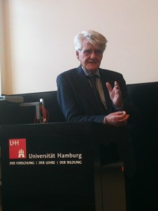 Professor Dr. Alexander Deichsel an der Universität Hamburg Hörsaal M (wie Marke)